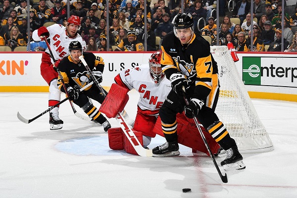 Carolina Hurricanes se postarala o osmé vítězství v řadě v této sezóně